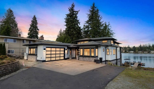 4BR 4BA Modern Lakefront Lodge
