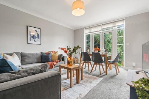 4BR Beeston Contractor Stay - Sleeps 8 with Parking