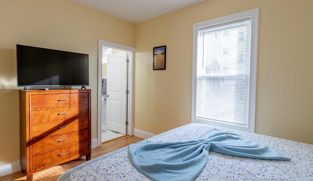 4BR Boston Apt - Pet Friendly & Free Parking, near MBTA Station 2331