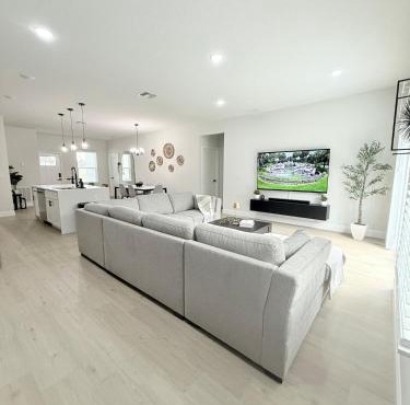 4BR Corporate Ready Home Fast Wi-Fi and Workspace
