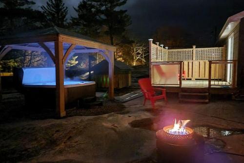 4BR Honey Harbour Cottage | Hot Tub & Fire Pit