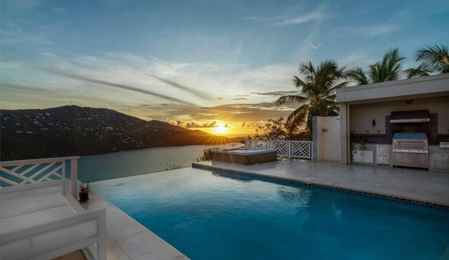 4BR Incredible Views, HOT TUB + 5 Star Service!