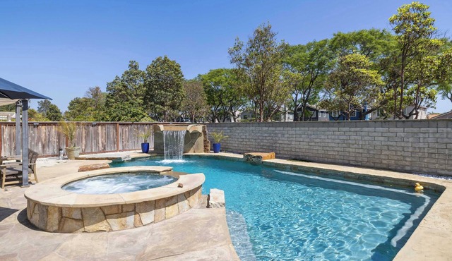 4BR Oxnard Summer Escape with Guest House/Pool
