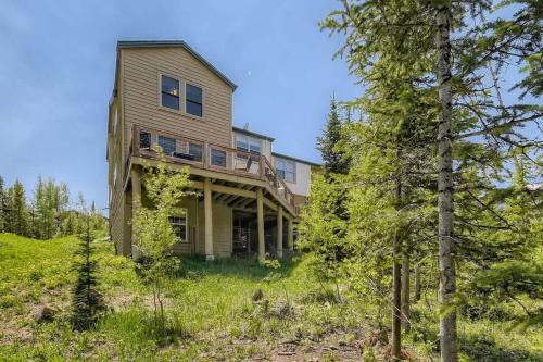 4BR Townhome w/Private Hot Tub, Garage, and Deck
