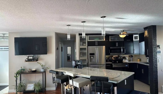 4BR w/Wine Fridge, Bar, Patio, Parking, Laundry