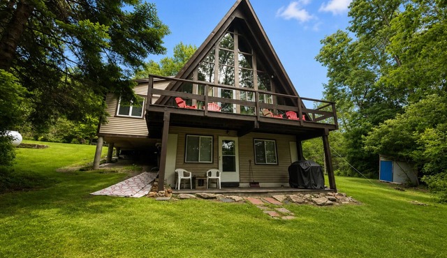 4M Cozy A-Frame in Bethlehem, NH | Fireplace, Firepit & Close to Skiing & Trails. Dogs welcome!