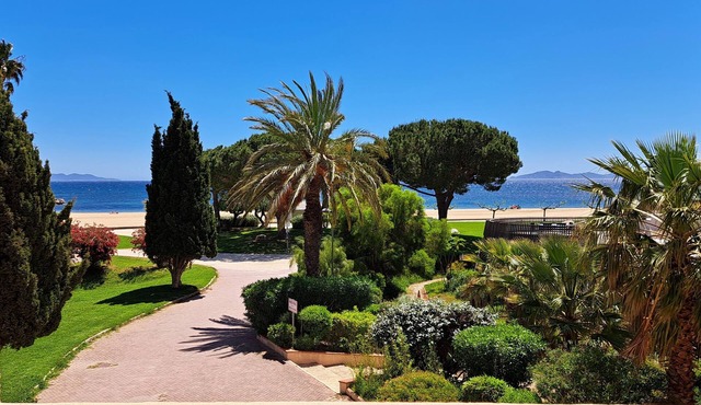 4p apartment facing the sea + parking. No road, do it all on foot