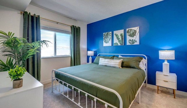 4th Fl Corner Unit w/Hot tubs, Gym, & Clubhouse