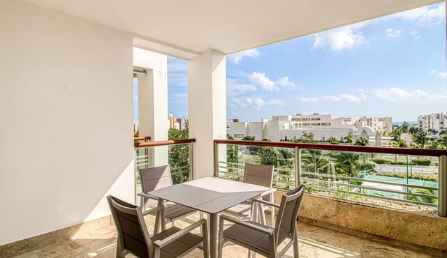 4th-Floor Resort Studio with Outdoor Pools, Pool Spas, Tennis, Gym, & Balcony