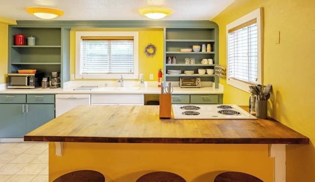 4th St. Hideaway : 2BD, Blocks to River & Downtown