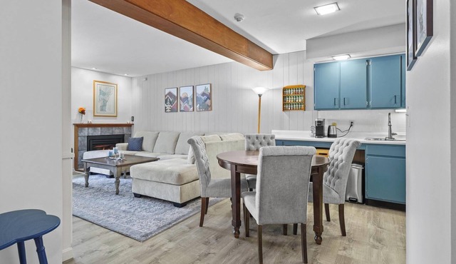 5-15 Minutes from Mountains, Balcony, Fireplace, Fast Wifi