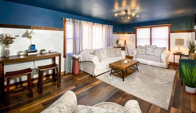 #5- *A MUST SEE* 3 BR APT IN A GREAT LOCATION!
