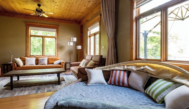 5-Acre Waterfront Cottage w/sauna & Hot Tub at lake Scugog, 1 hour from Toronto