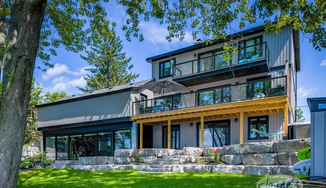 5 bdrm 4.5 bath cottage on Chemong Lake, Kawarthas! Amazing Waterfront, Hot tub!