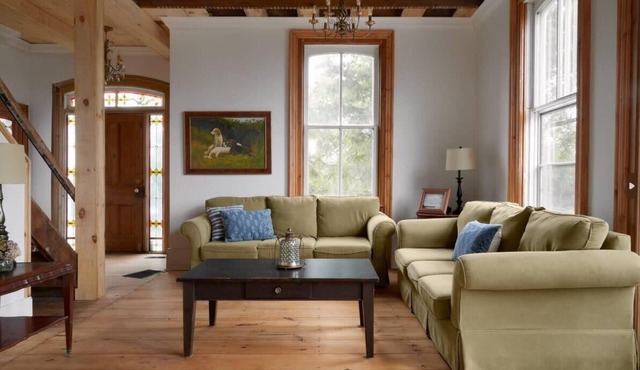 5 Bdrm w/private beach amazing lake views
