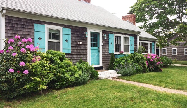 5 Bed/2 Bath Sleeps 11. Walk to restaurants, town and more.