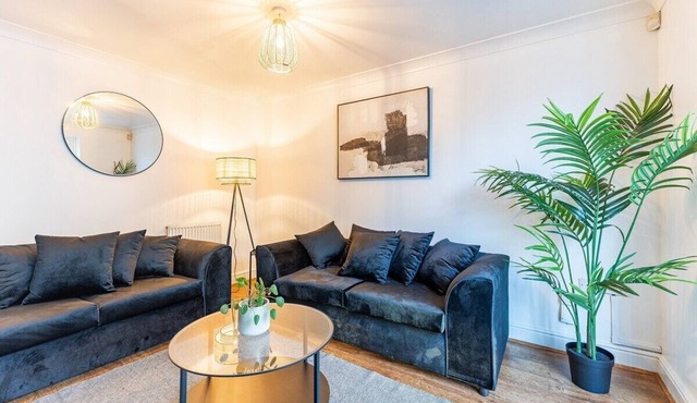 5 Bed 3 Bath House Surrey M25 Heathrow Sleeps 7-8