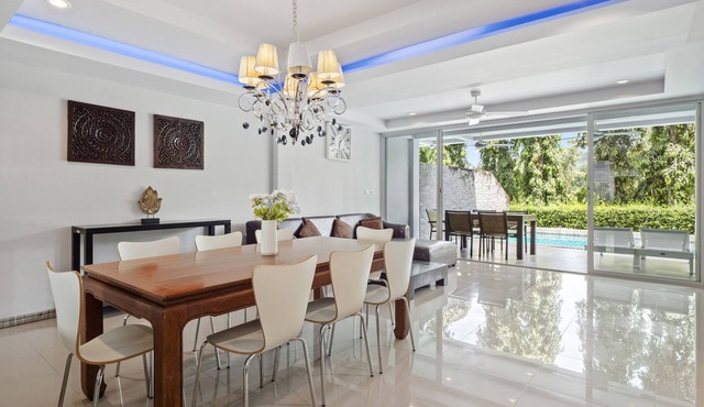 5 bed/bath villa for 14 guests, private pool, 7kms to Patong beach.