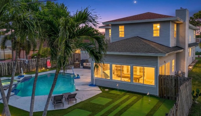 5-Bed Home with Pool & Mini Golf & Heated Jacuzzi in Boynton Beach