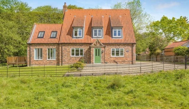 5 Bed in Hanworth Common (oc-1650)