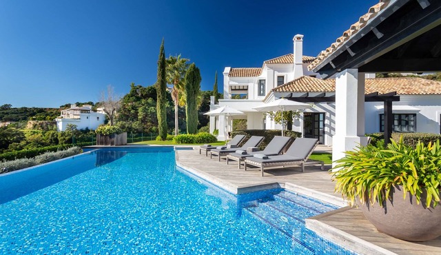 5 Bed Luxury with incredible views, gym, spa, cinema and 2 pools!