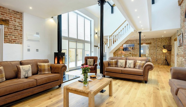 5 bedroom accommodation in North Walsham