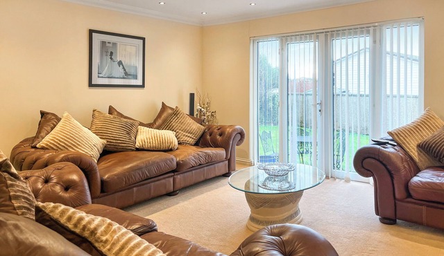 5 bedroom accommodation in Montrose