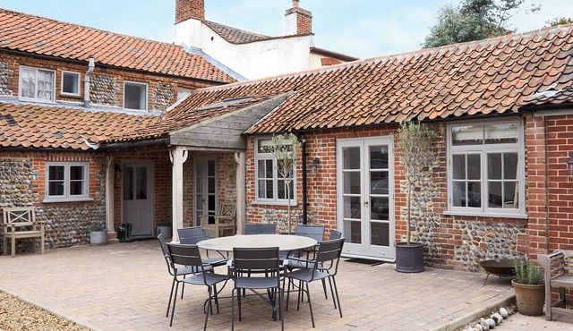 5 bedroom accommodation in Bacton