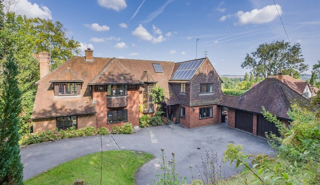 5 bedroom accommodation in Marlow