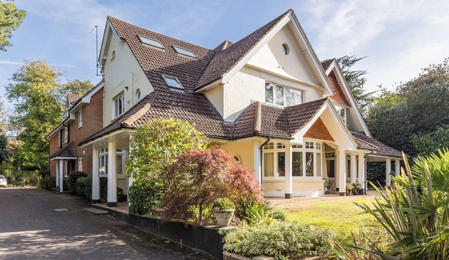 5 bedroom accommodation in Poole