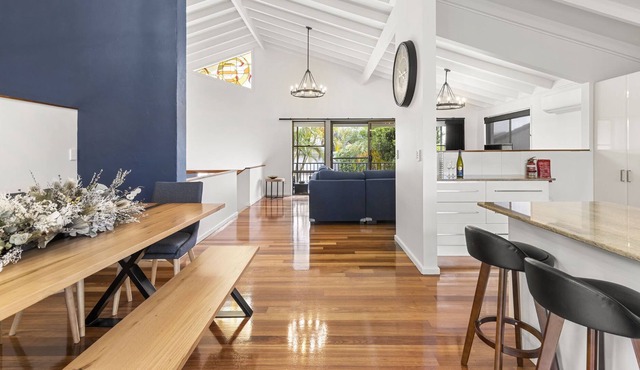 5 Bedroom deluxe family home at Korora - 300m to beach