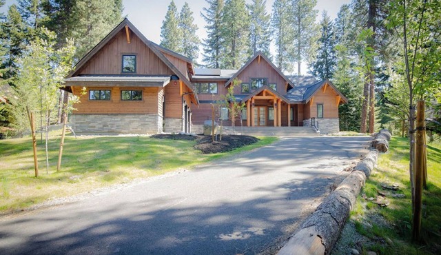 5-bedroom golf-course retreat with theater, outdoor living, hot tub, and more!