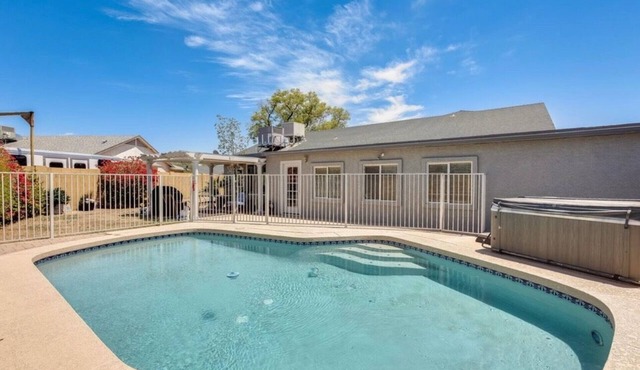 5 Bedroom with POOL- 5 MIN walk to State Farm Stadium & Desert Diamond Arena