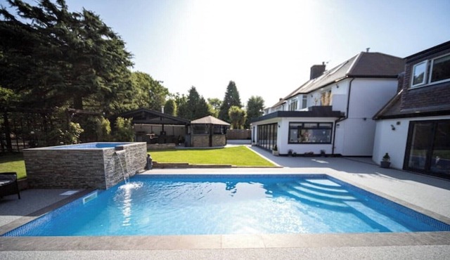 5 Bedrooms, Gym, Pool, Hot Tub, Outside Bar, Outside Kitchen Close to London...