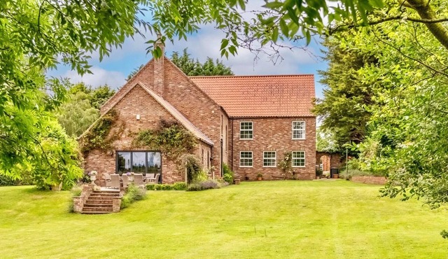 5 Bedrooms,Sleeps 10,3.5 Bathrooms, 5 Toilets.Nestled in the Lincolnshire Wolds.