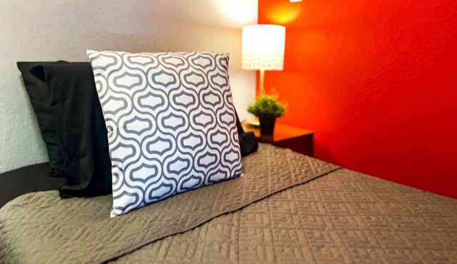 5 BR, 10 Beds, Sleeps 14, Large Off-Street Parking