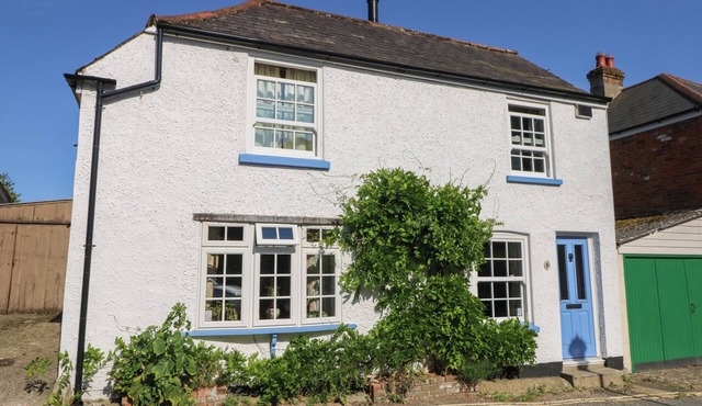 5 CASTLE STREET, with open fire in Carisbrooke