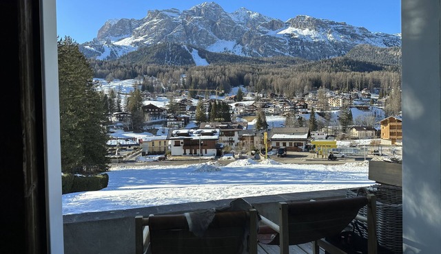 5* Central Cortina newly refurbished. 3’ from Freccia nel Cielo cable car.