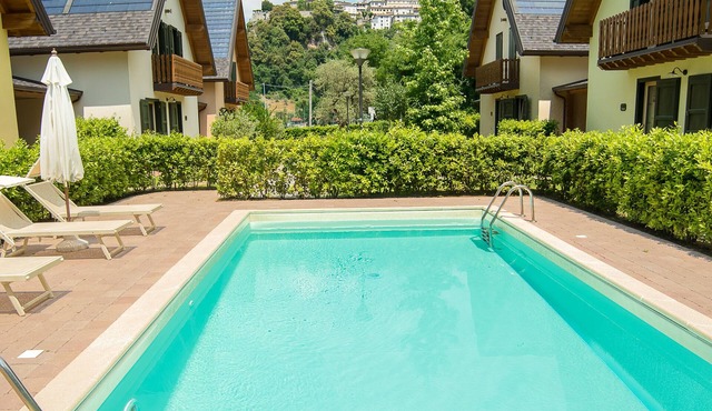 5 chalets with private pool. Pets welcome