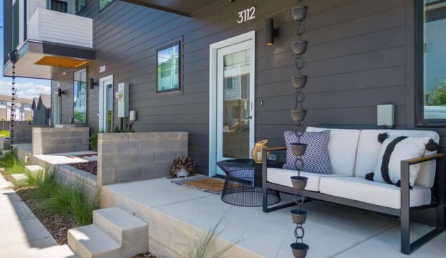 🌄 5★ Downtown Retreat | Mtn Views & Pet Friendly