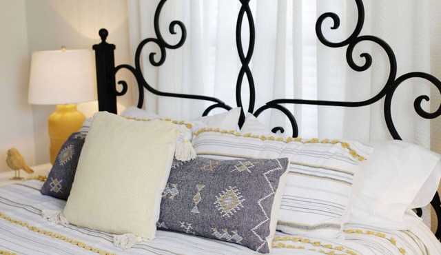 5 KING BEDS/2 PULLOUT COUCHES/2800 SQ FT - close to everything