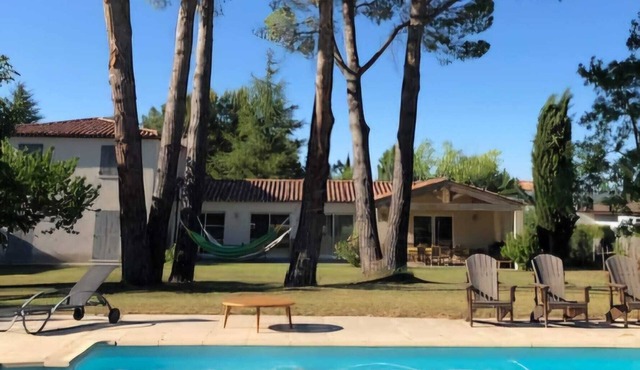 5 kms from Aix en Provence (Puyricard) 4-bedroom villa swimming pool garden 2000 m2
