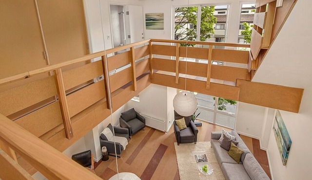 5 level, fun, walkable urban artist's Loft. Trained dogs now welcome!