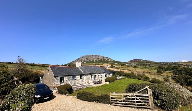 5* Luxury Welsh stone Long Cottage with magnificent panoramic views
