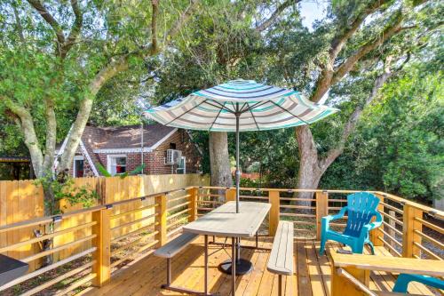 5 Mi to Dtwn: Bright Home w/Yard in Pensacola!