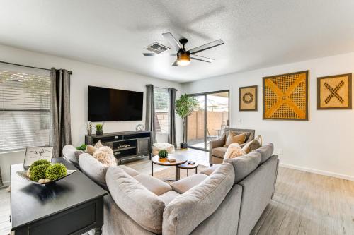 5 Mi to Dtwn: Modern Gilbert Getaway w/Yard!