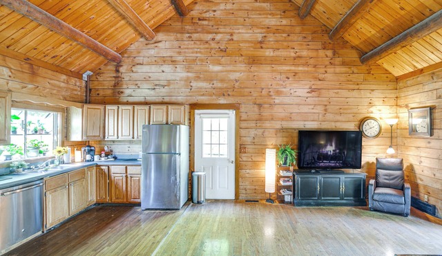 5 Mi to Plymouth Rock: Log Cabin Getaway!