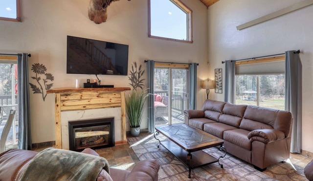 5 Miles from Mt- Rushmore, with private hot tub!