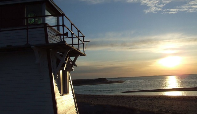 5 Min Walk To Sandy Beach! Fully equipped 3BR Beach Cottage - Pet Friendly!