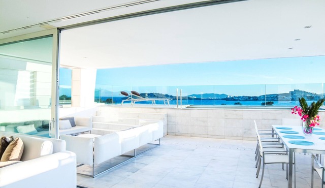 5 mins to Ibiza: 4 bedrooms, 5 bathrooms with infinity pool & private beach